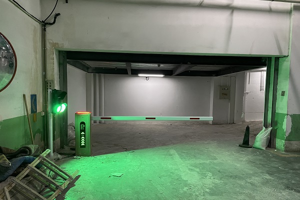 北京洛克時(shí)代中心地下單通道紅綠燈道閘系統(tǒng)安裝